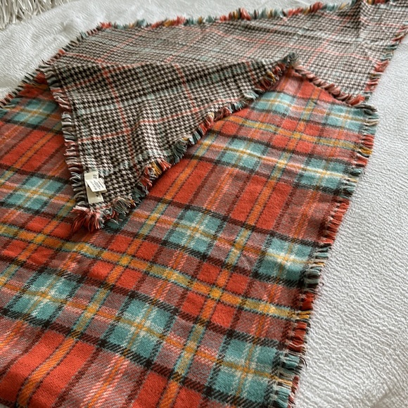 Beautiful wrap scarf, 77”long, 24”wide, 100% acrylic, smoke-free home, Beautiful - Picture 6 of 8